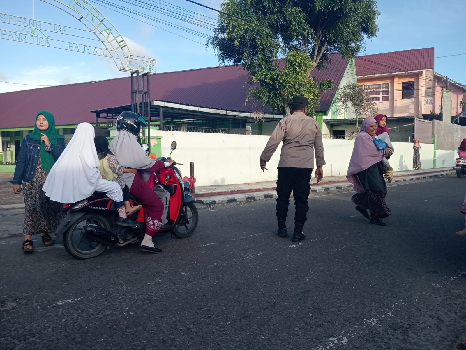 Jaga Kelancaran Lalu Lintas, Personel Polres Bener Meriah Lakukan Stong Point   