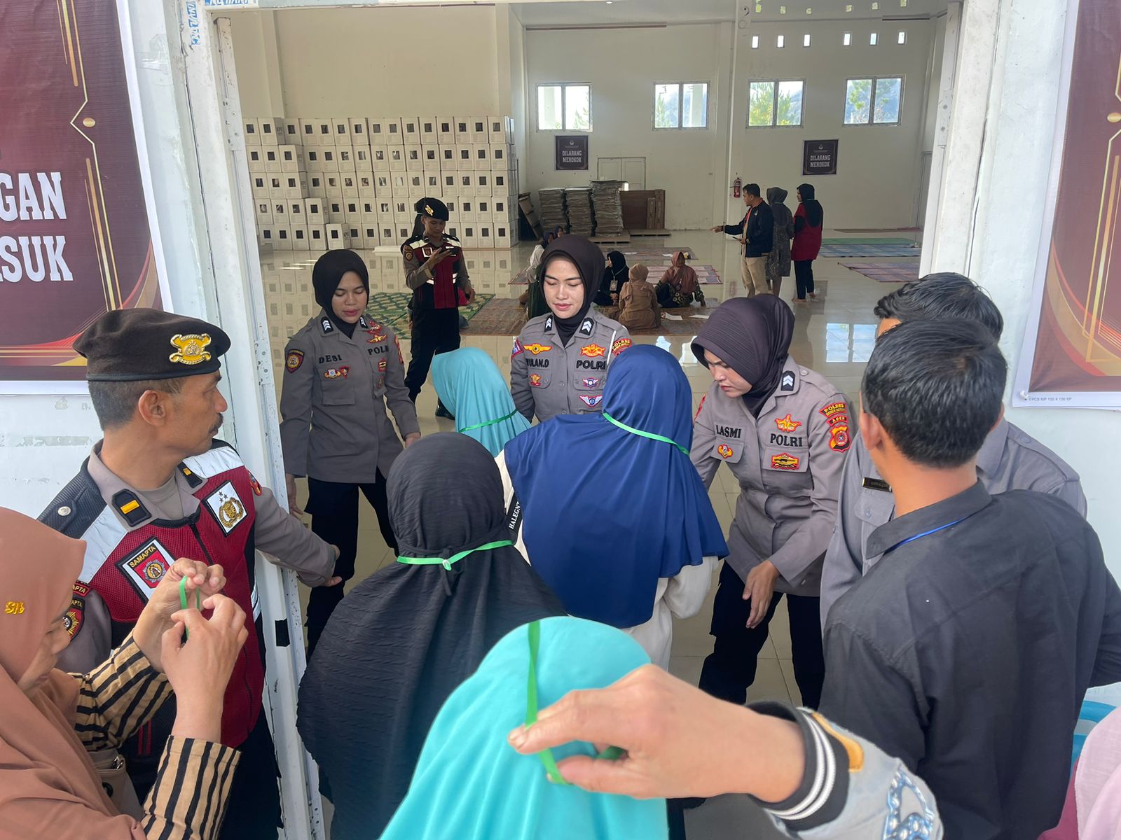 Personel Polres Bener Meriah Laksanakan Pengamanan Pelipatan, Sortir, Checking, dan Packing Surat Suara Pemilu 2024 di Gudang KIP